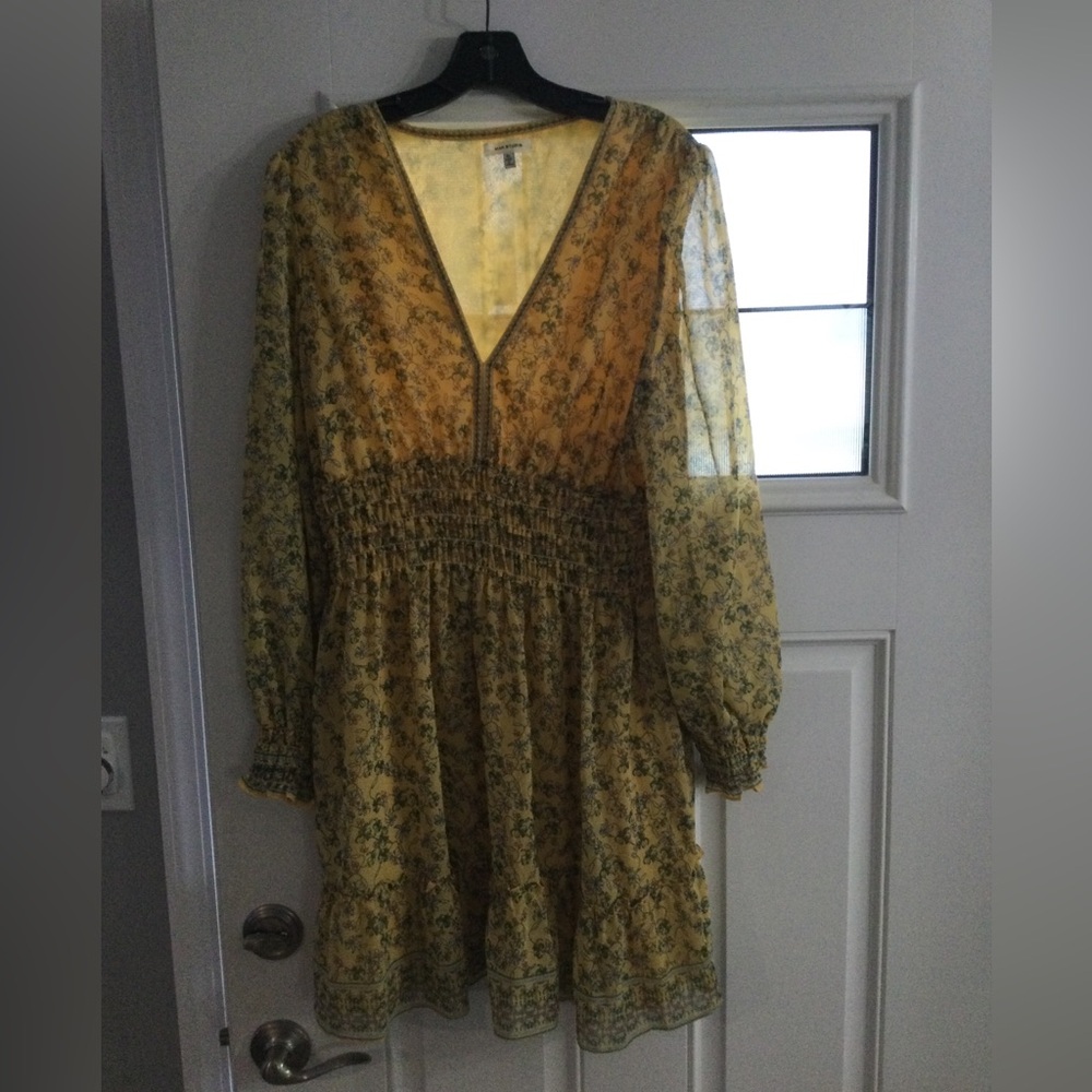 Max Studio peasant style dress- very pretty yellow print - flattering waistline